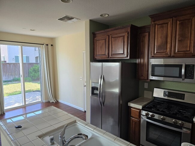 Building Photo - AVAILABLE NOW! Beautiful 3 bedroom 2 Bath ...