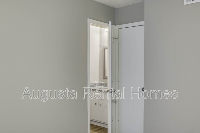 Building Photo - 146 Chalet N Blvd