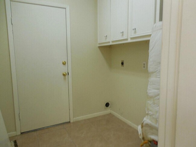 Building Photo - 12 Hallmark Dr