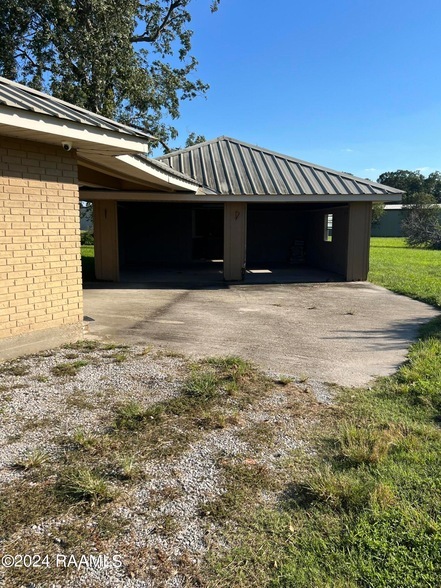 Building Photo - 616 E Broussard Rd