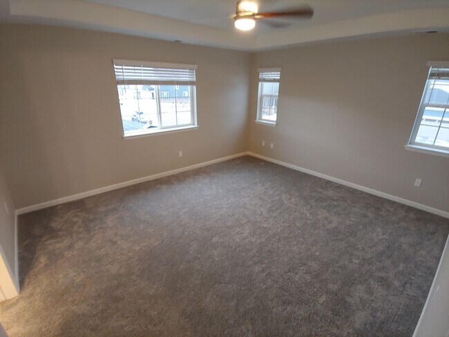 Building Photo - Gorgeous 4 Bed 3.5 Bath in Fantastic Location