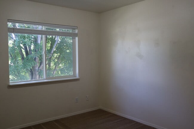 Building Photo - Duplex in Hidden Gardens