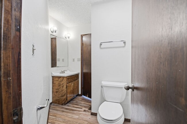 Building Photo - Newly Remodeled Duplex in Grove | Immediate Move In