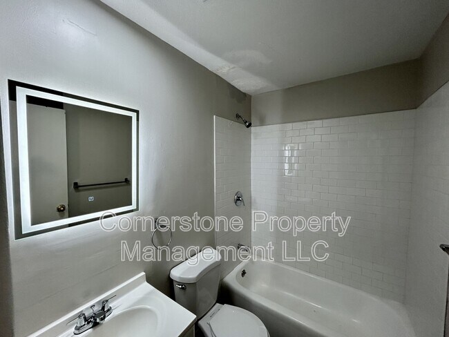 Building Photo - 2506 Redbud Ln