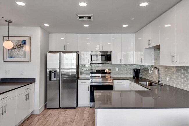 Building Photo - 1703 N Tamiami Trl
