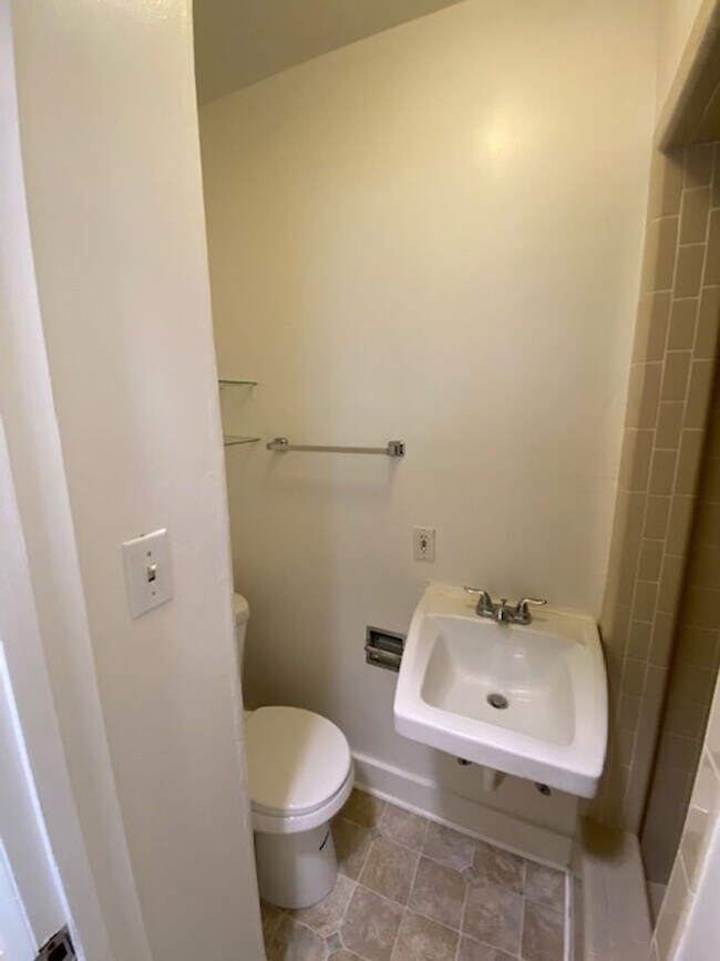 Building Photo - 916 Lighthouse Ave