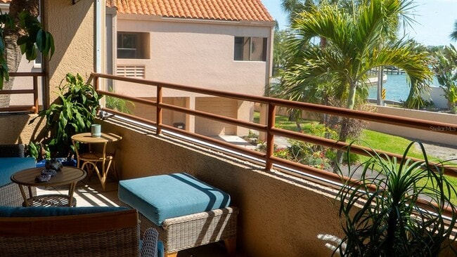 Building Photo - 1635 Royal Palm Dr S