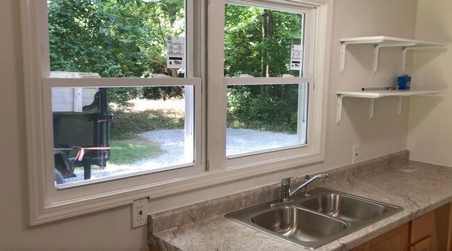 Building Photo - 1 Bedroom Cottage in Country Setting