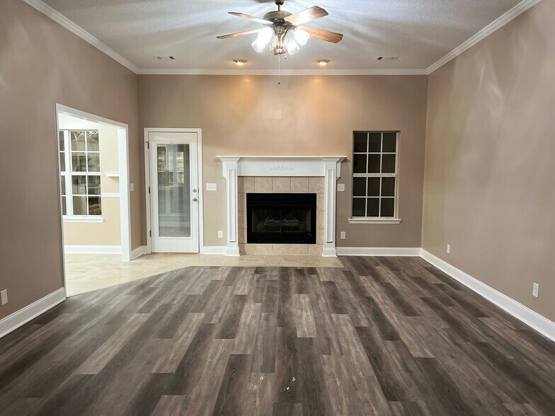 Building Photo - 112 Creekview Trl