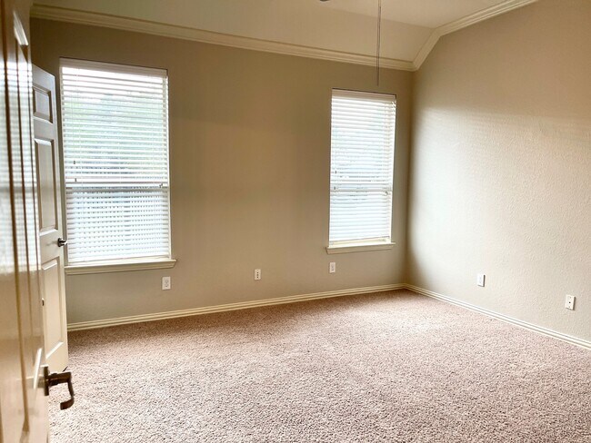 Building Photo - 26100 Brickhill Dr