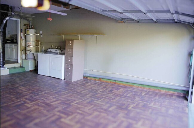 Building Photo - Virginia Hills-3 BR, 2.5 Bath Townhome wit...