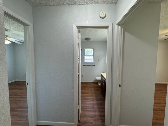 Building Photo - 807 Bass Cir