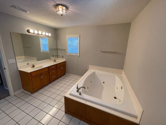 Building Photo - Oak Lake Estates - Pool w/Pool Care Includ...