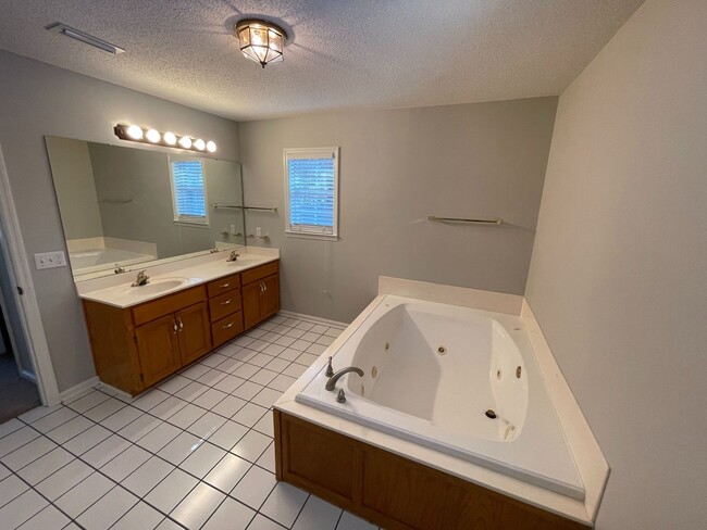 Building Photo - Oak Lake Estates - Pool w/Pool Care Included!