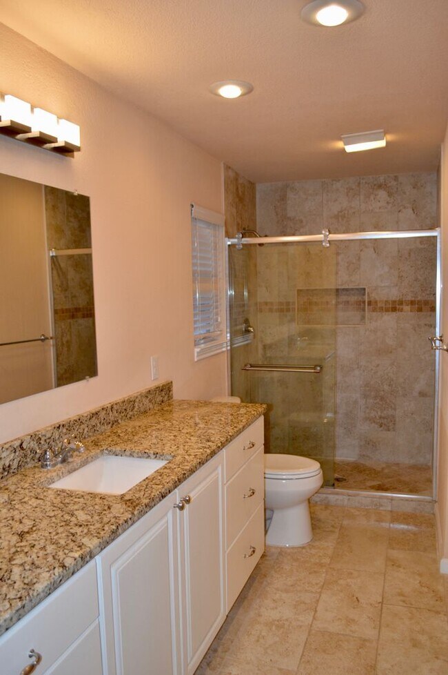 Building Photo - Beautiful 3 bed 2 bath home in a quiet nei...