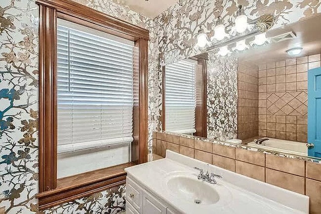 Building Photo - 3247 W 19th Ave