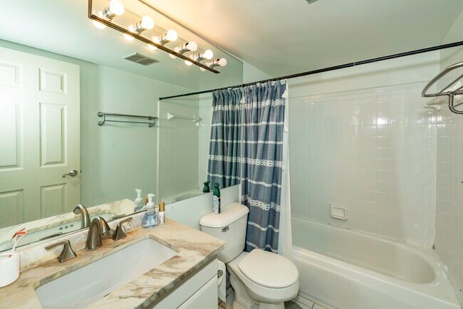 Building Photo - 9601 Bayview Dr
