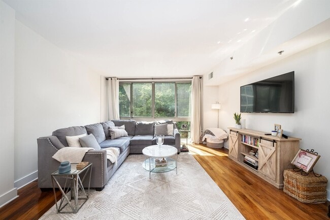 Building Photo - 800 Jackson St