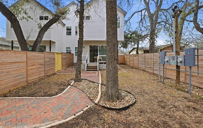 Building Photo - 1208 W Oltorf St