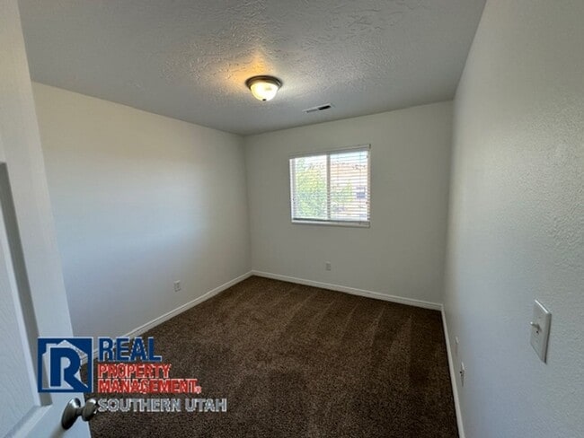 Building Photo - Hidden Valley Townhome