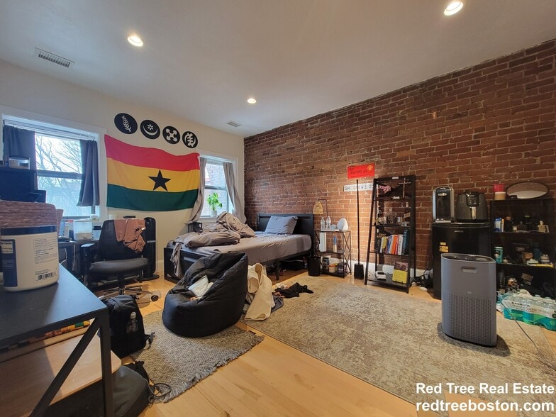 Building Photo - 1203 Beacon St