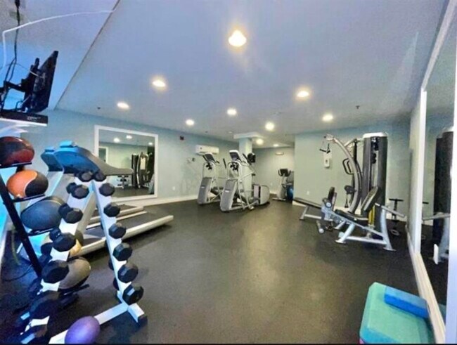 Building Photo - 727 Monroe St