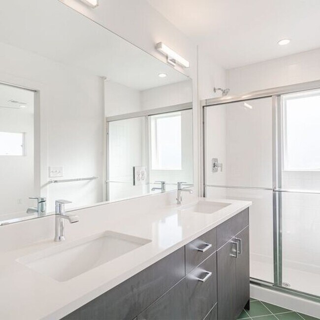 Building Photo - 4bd Rental Duplex! Private Yard, Garage, C...
