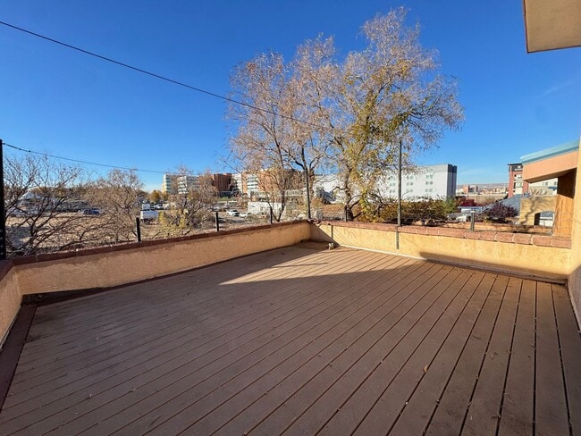 Building Photo - Prime Location University Townhome!