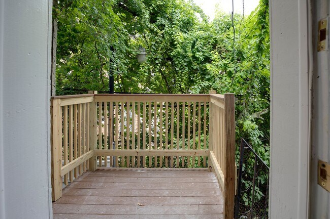 Building Photo - ???Newly Renovated MODERN 3BR and 1.5Bath ...