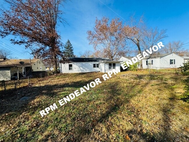 Building Photo - 2-Bed Home with Flex Room + New Appliances!