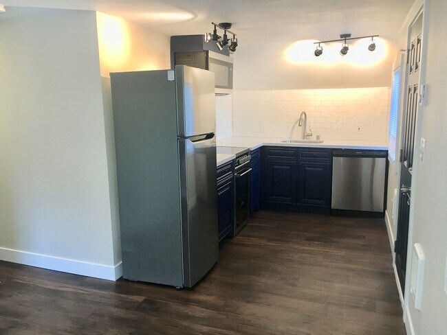KITCHEN - 615 Broadway Avenue