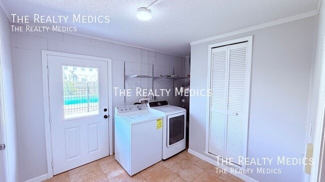 Building Photo - 6 Carriage Hill Cir