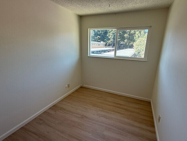 Building Photo - 1323 Edwards Ave
