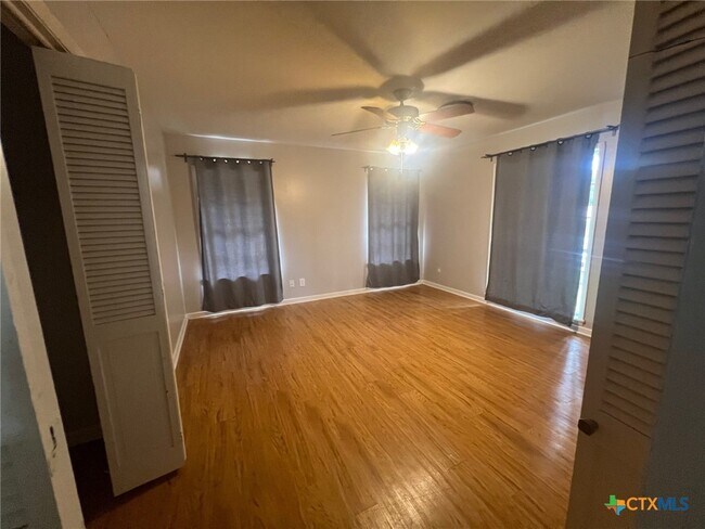 Building Photo - 943 S Pecan Ave