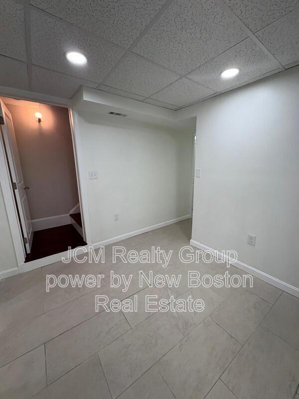 Building Photo - 144 Bloomingdale St