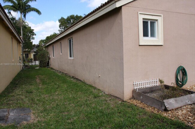 Building Photo - 1084 Golden Cane Dr
