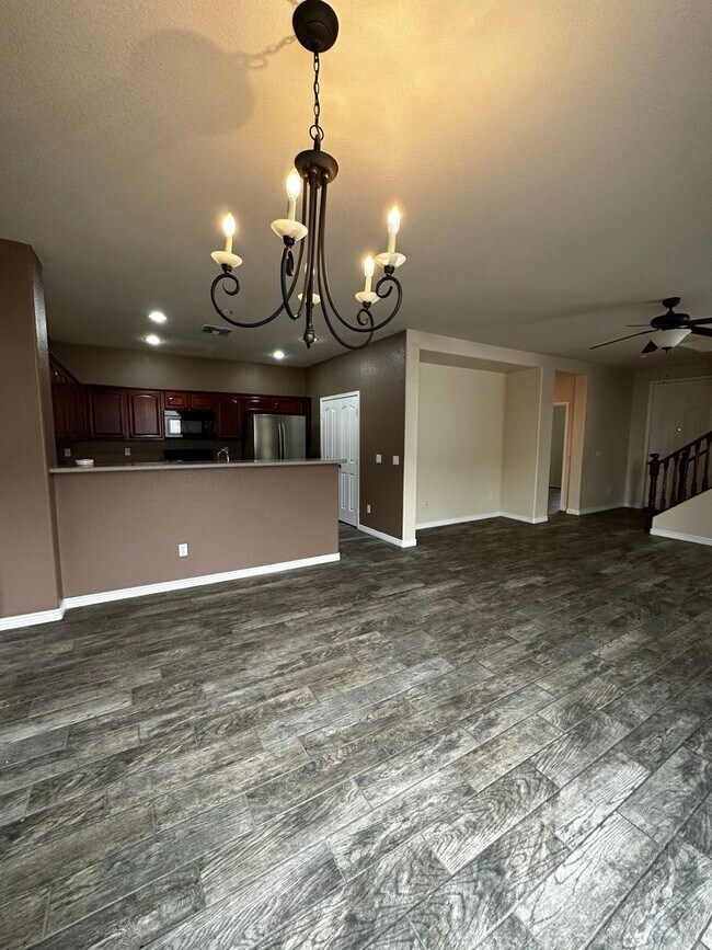 Building Photo - 4 BEDROOM HOME IN RAY RANCH