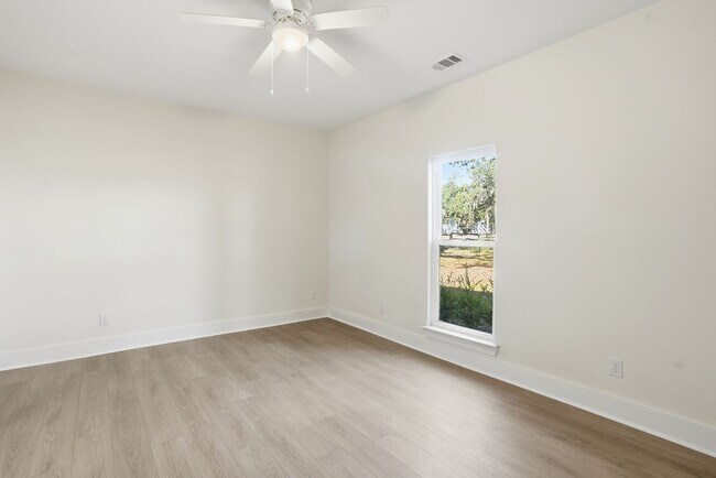 Building Photo - Spacious 3 Bedroom Home with Bonus Suite i...