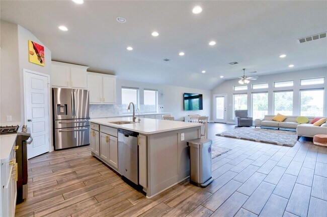 Building Photo - 2424 Burberry Ln