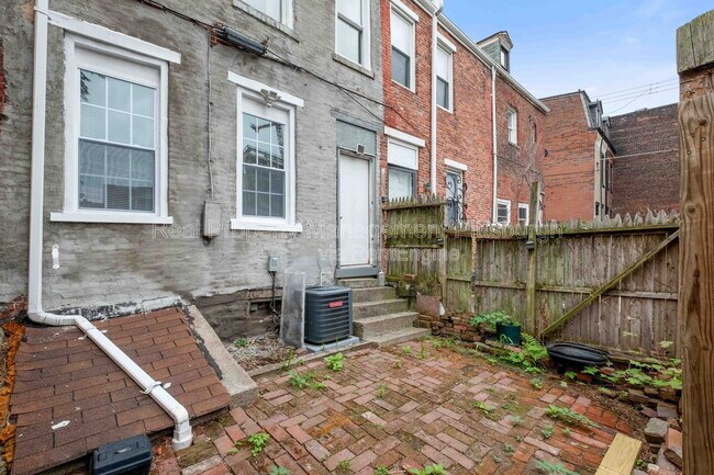 Building Photo - 31 Miltenberger St