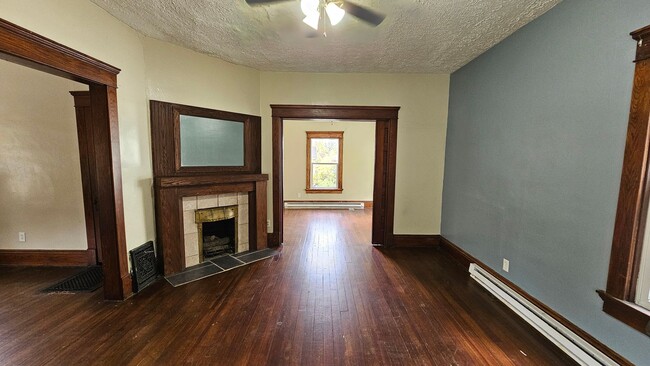 Building Photo - 3 bedroom 1 bath single family home in Man...