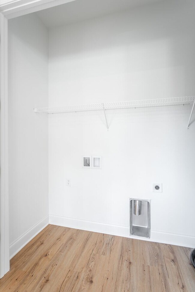 Building Photo - 2017 S Lyerly St