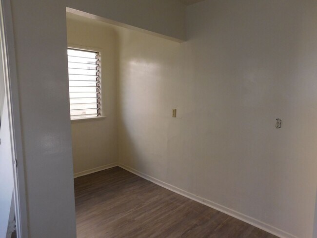 Building Photo - 417 E Elmwood Ave