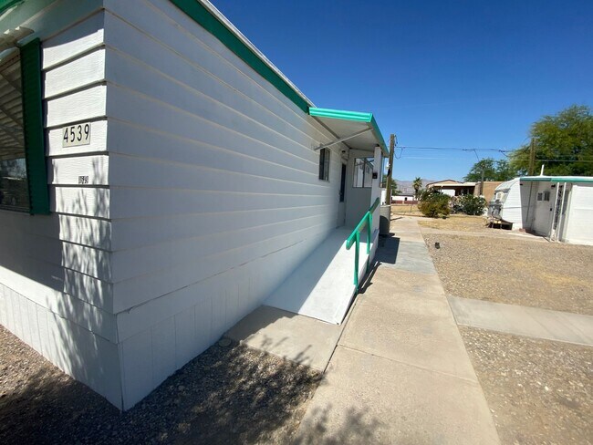 Building Photo - Unique and Spacious home
