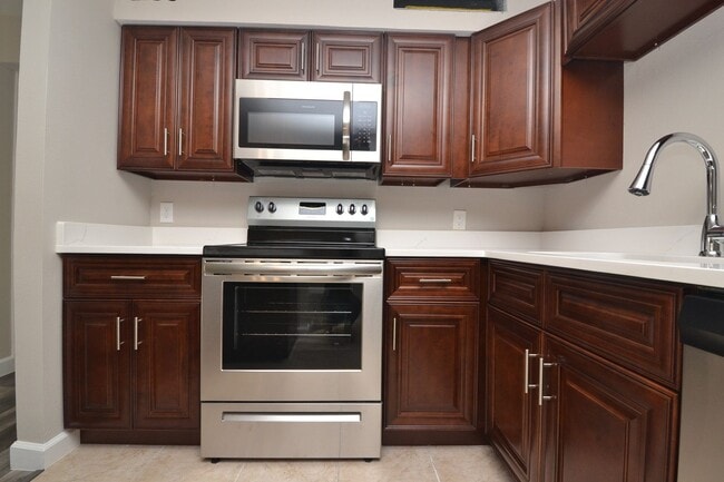 Building Photo - 1/1 Condo in Altamonte Springs ~ Gated Lak...