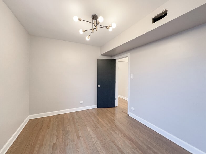 Building Photo - 2617 W Rascher Ave