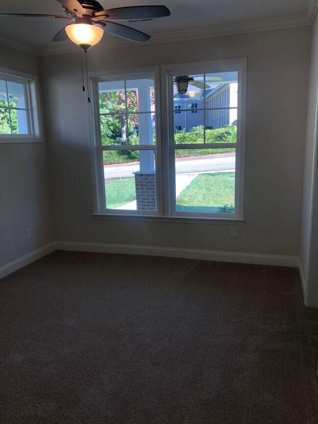 Building Photo - Greenville, 3BD/2.5, 1641SF