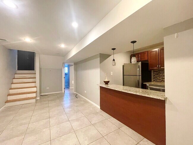 Building Photo - 3021 W Diversey Ave