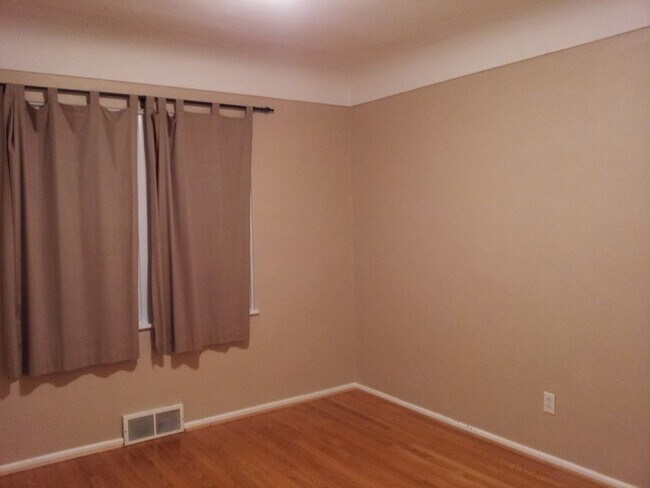 Building Photo - 917 N Center