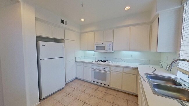 Building Photo - 1002 Reggio Aisle